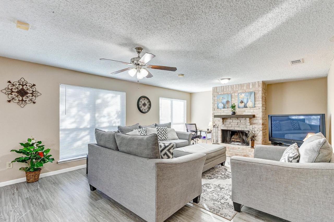 Cheerful 3-Bedroom Home With Indoor Fireplace Houston Exterior photo