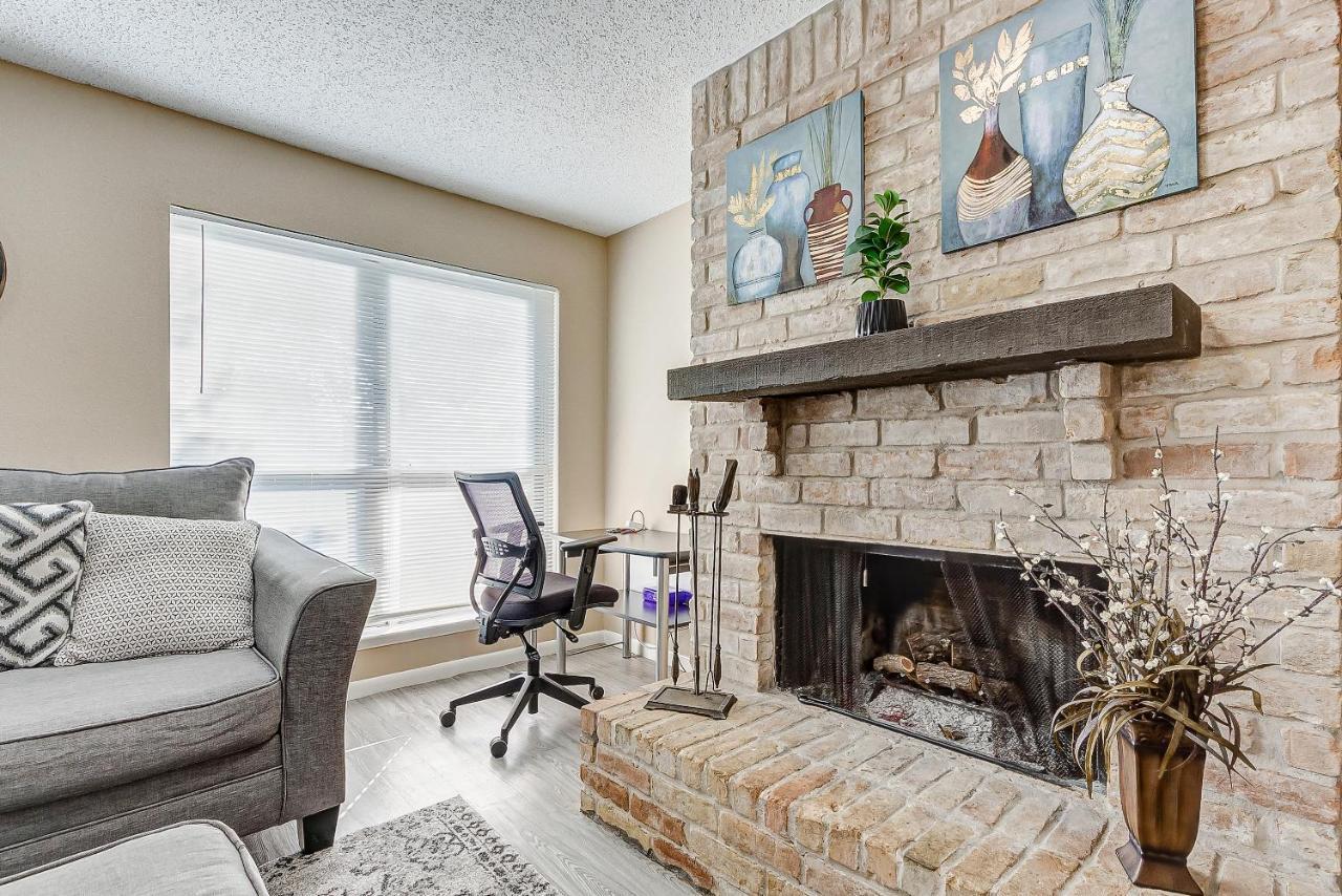 Cheerful 3-Bedroom Home With Indoor Fireplace Houston Exterior photo